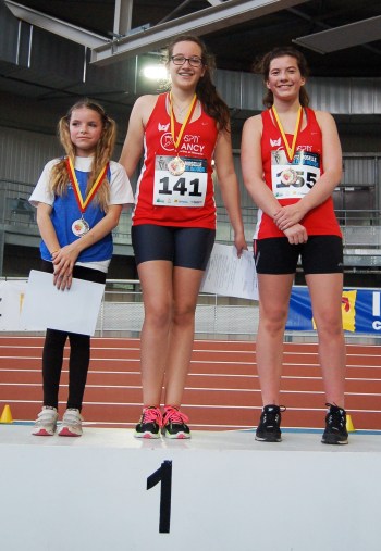Laura Miraucourt ( au centre)